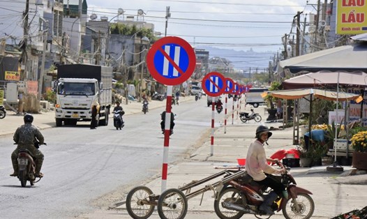 Loạt biển báo cấm đậu xe ngày chẵn gây phản cảm, làm mất mỹ quan trên Quốc lộ 27. Ảnh: Lam Hồng