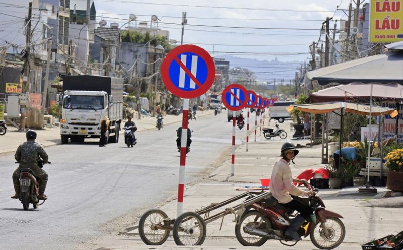 A series of signs prohibiting parking on even days are offensive and cause loss of aesthetics on National Highway 27. Photo: Lam Hong