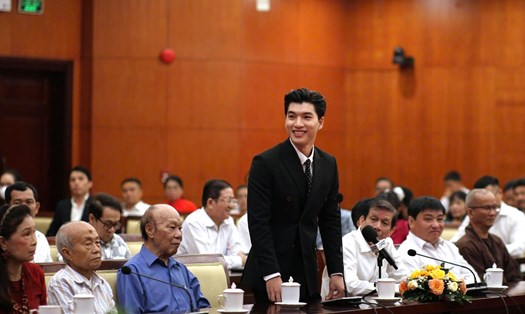 Rapper HIEUTHUHAI phát biểu tại buổi gặp lãnh đạo TPHCM.  Ảnh: Minh Quân