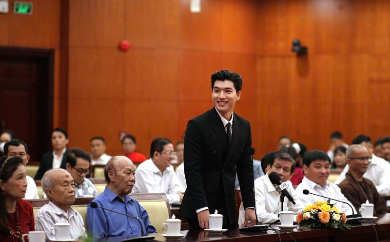 Rapper HIEUTHUHAI spoke at the meeting with leaders of Ho Chi Minh City. Photo: Minh Quan