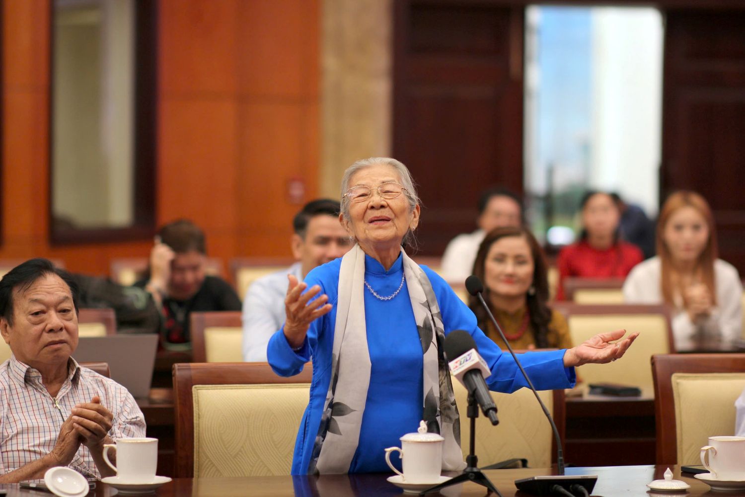 Nghe si Phi Dieu hat tai buoi gap lanh dao TPHCM.  Anh: Minh Quan