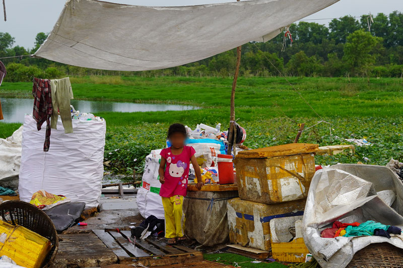 Mot chau gai theo gia dinh ra bai rac. Anh: Phuong Anh