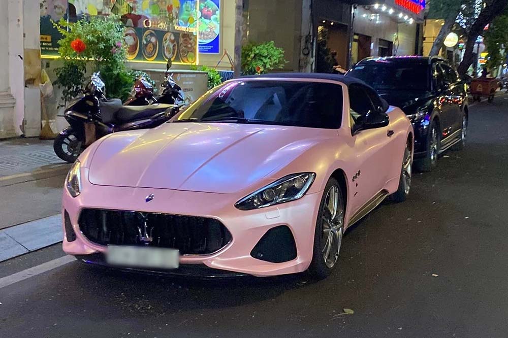 The Maserati GranCabrio convertible attracts attention with its unique pink color. Photo: Khanh Tran