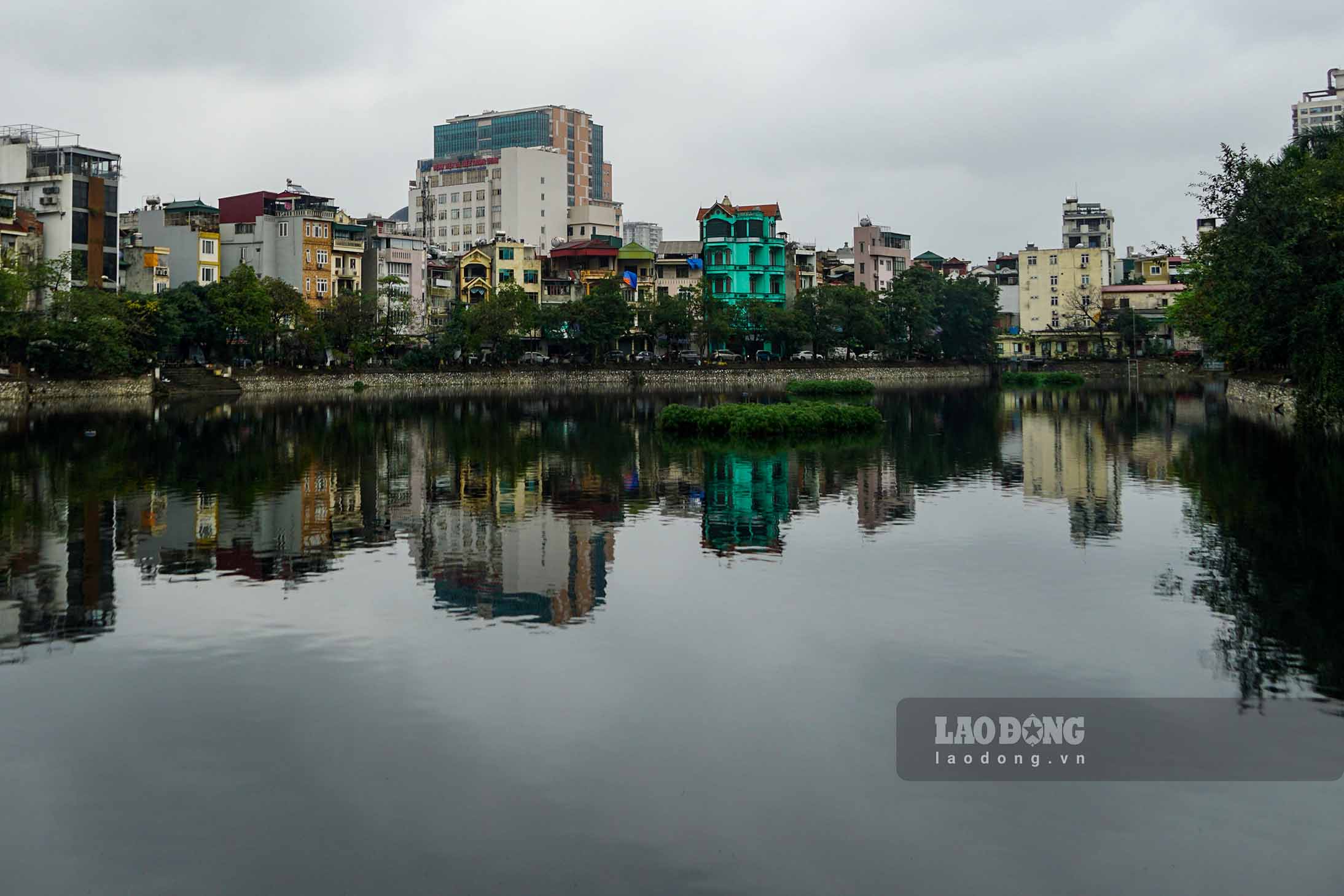 Nhung ngay qua, do thoi tiet nom am va co mua, mat ho Kim Lien bat dau co nuoc tro lai. Tuy nhien, do luong rac thai ton dong trong long ho truoc do va tinh trang can nuoc, tro day keo dai nen chat luong nuoc ho thoi diem hien tai khong dam bao.