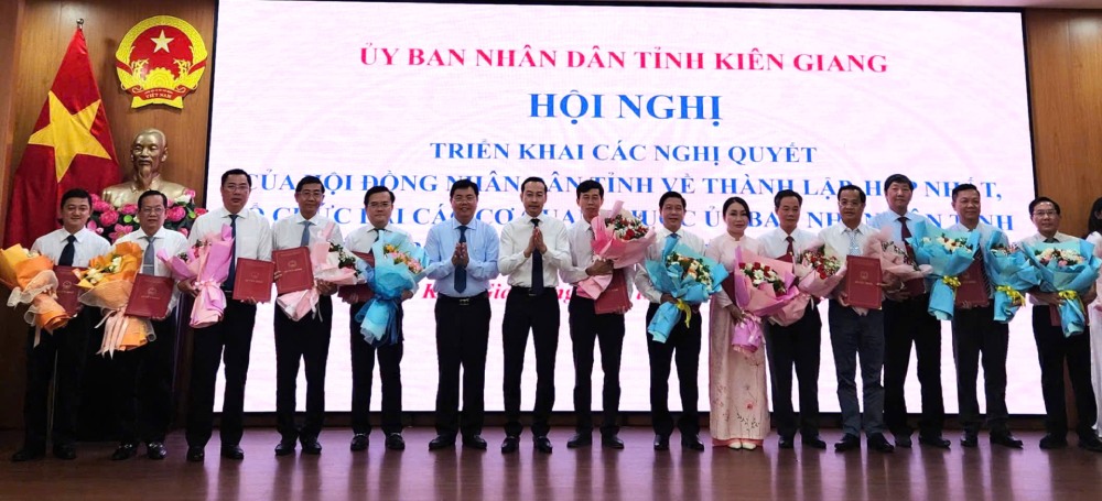 Kien Giang provincial leaders presented flowers to congratulate the cadres who were transferred and appointed after the establishment, merger and reorganization of the agencies. Photo: CTV