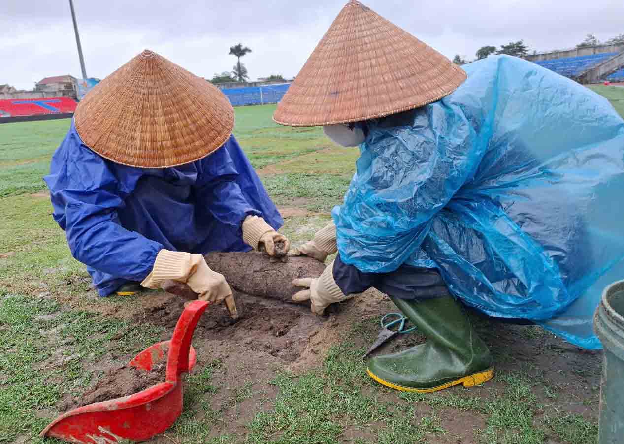 Nhung tam co duoc dam va vao mat san. Anh: Tran Tuan.