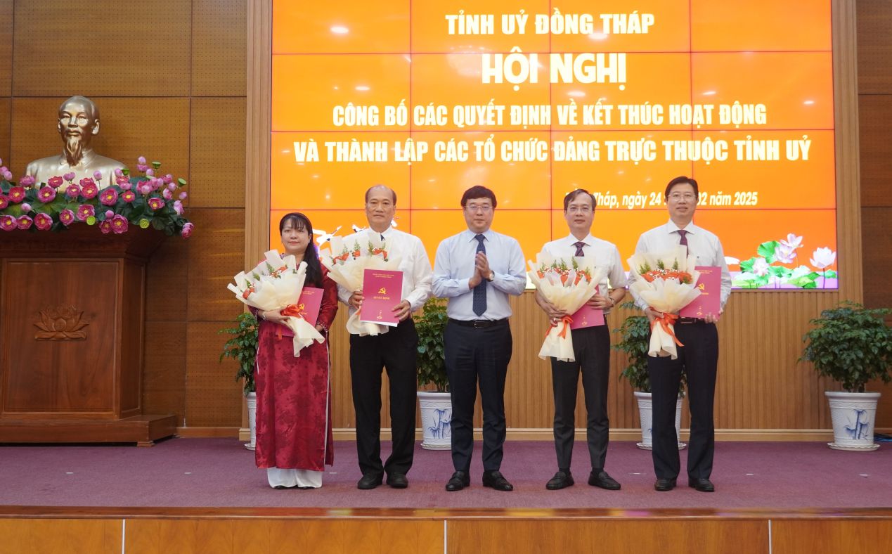 Bi thu Tinh uy Le Quoc Phong (thu 3 tu trai sang) trao quyet dinh thanh lap Dang bo UBND tinh va quyet dinh chi dinh Ban Chap hanh, Ban Thuong vu, Thuong truc Dang uy UBND tinh cho cac dong chi dai dien Ban Chap hanh Dang bo UBND tinh. Anh: Kim Sa