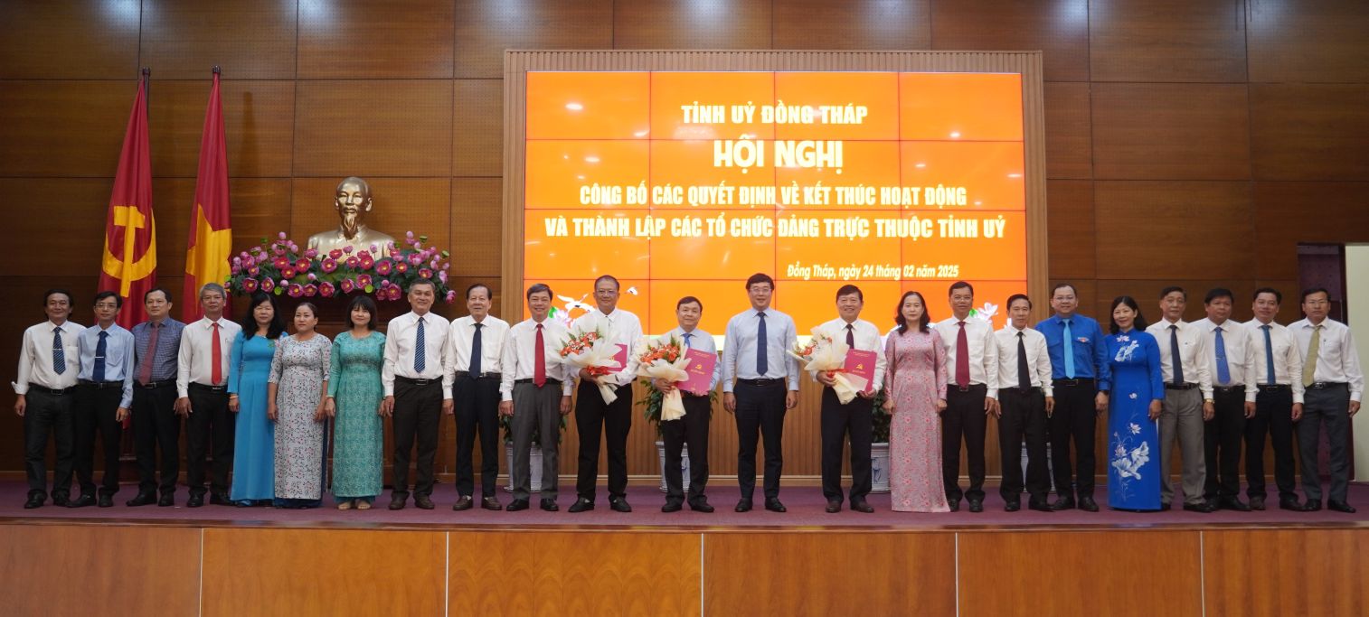 Lanh dao tinh va cac dong chi trong Ban Chap hanh, Ban Thuong vu, Thuong truc Dang uy cac co quan Dang tinh chup anh luu niem tai hoi nghi. Anh: Kim Sa