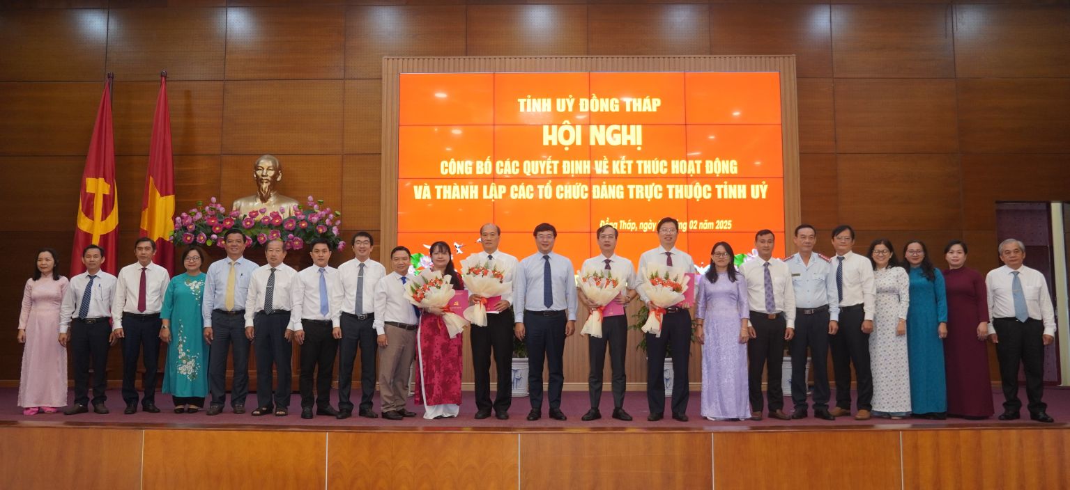 Lanh dao tinh va cac dong chi trong Ban Chap hanh, Ban Thuong vu, Thuong truc Dang uy UBND tinh chup anh luu niem tai hoi nghi