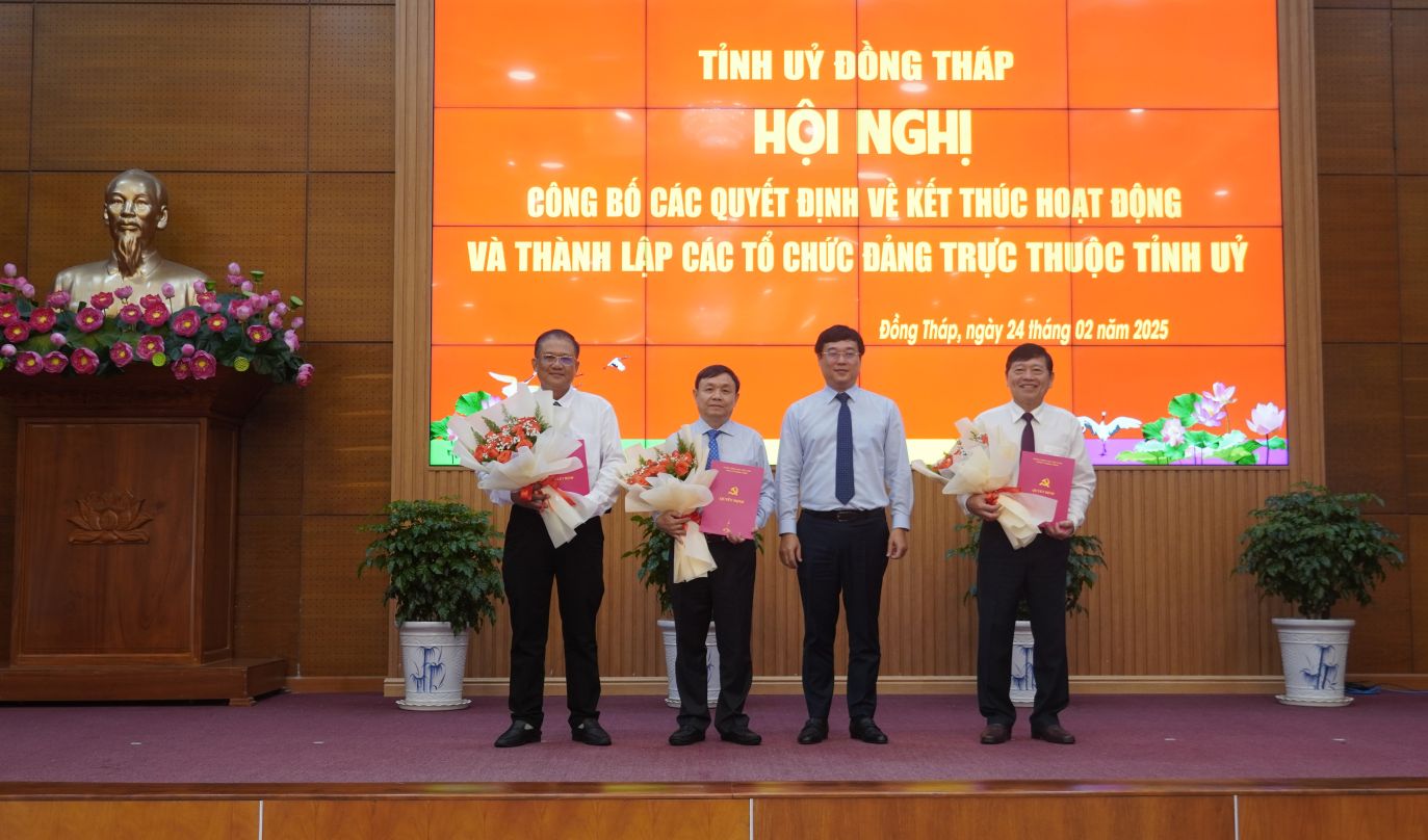 Bi thu Tinh uy Dong Thap Le Quoc Phong (thu 2 tu phai sang) trao quyet dinh thanh lap Dang bo cac co quan Dang tinh va quyet dinh chi dinh Ban Chap hanh, Ban Thuong vu, Thuong truc Dang uy cac co quan Dang tinh. Anh: Kim Sa