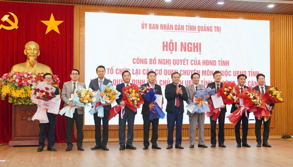 Lanh dao tinh Quang Tri trao quyet dinh bo nhiem pho giam doc cac so. Anh: Tien Nhat