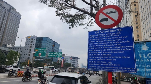 Biển chỉ dẫn giao thông đánh đố lái xe. Ảnh: Minh Hạnh 