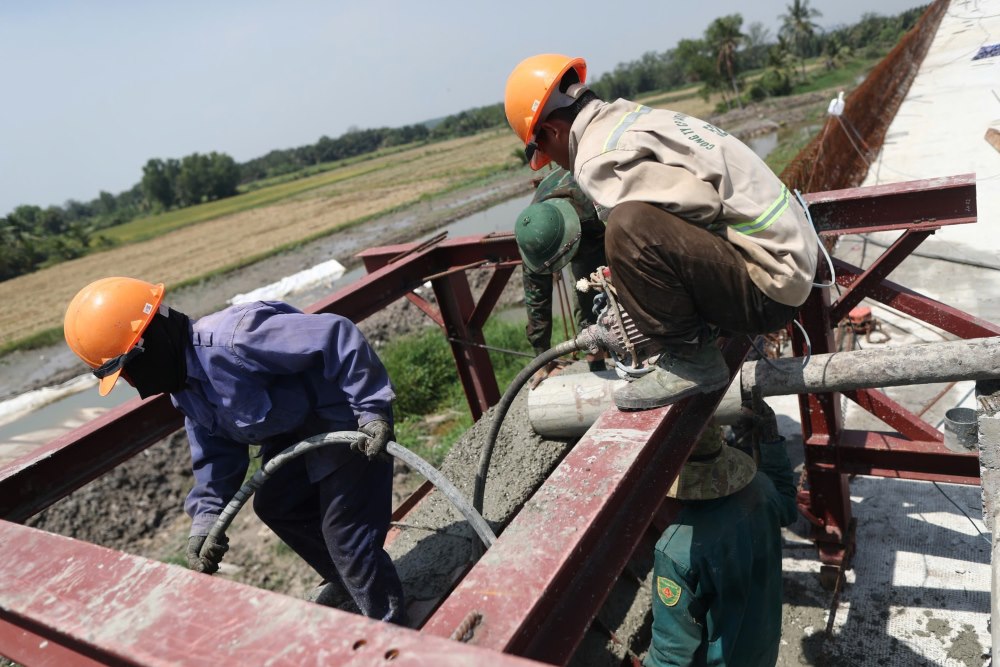 Tren cau Nhon Trach, cong nhan dang tap trung thi cong lap dat cot thep mat cau. Ảnh: Anh Tu