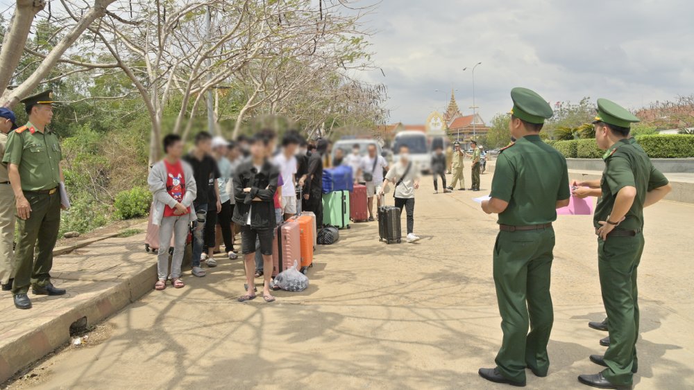 The Command of the Ha Tien International Border Guard Station received 40 Vietnamese citizens returned by Cambodia. Photo: Kien Giang Border Guard