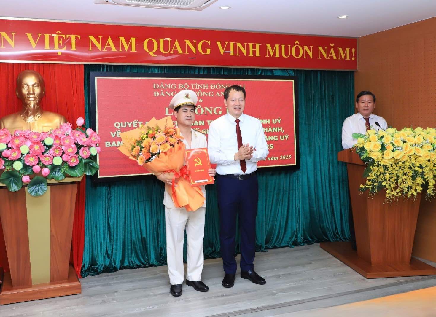 Mr. Vu Hong Van - Secretary of Dong Nai Provincial Party Committee presented the decision of the Secretary of Dong Nai Provincial Police Party Committee to Colonel Nguyen Duc Hai. Photo: CA DN