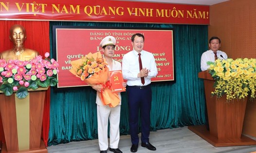 Ông Vũ Hồng Văn - Bí Thư Tỉnh ủy Đồng Nai trao quyết định Bí thư Đảng ủy Công an tỉnh Đồng Nai cho Đại tá Nguyễn Đức Hải. Ảnh: CA ĐN