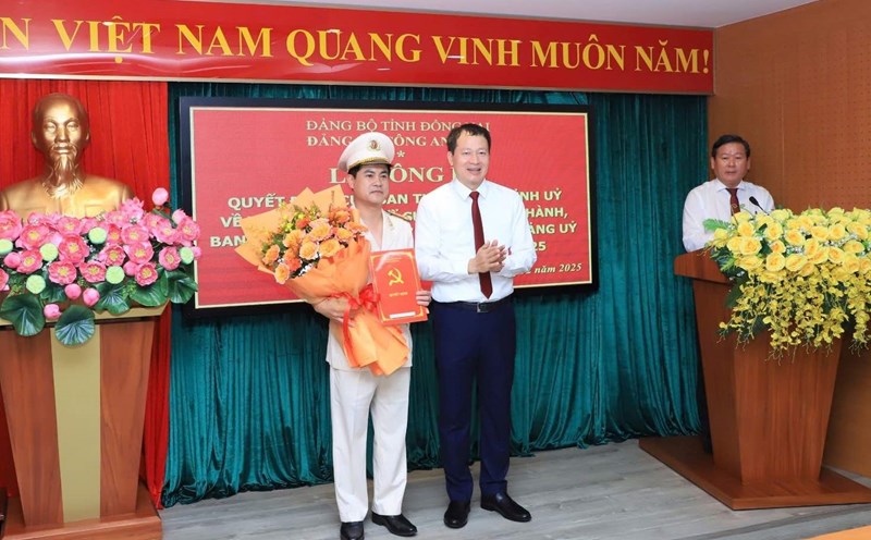 Mr. Vu Hong Van - Secretary of Dong Nai Provincial Party Committee presented the decision of the Secretary of Dong Nai Provincial Police Party Committee to Colonel Nguyen Duc Hai. Photo: CA DN