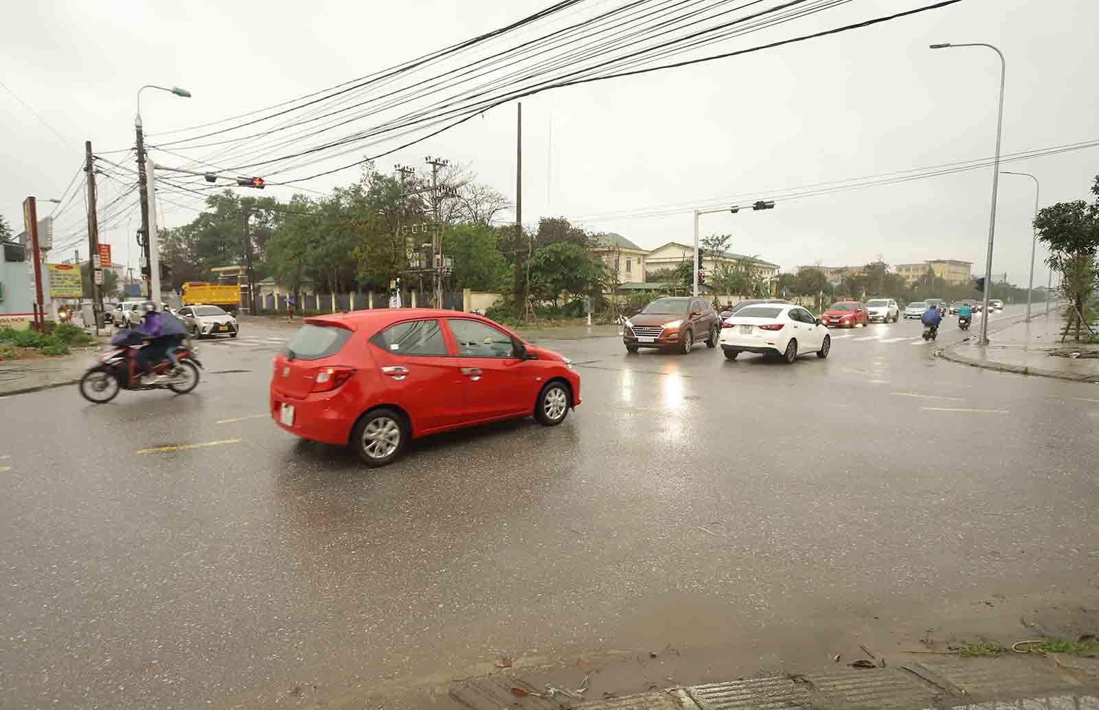 Vehicles move in chaos when the traffic light signal on Le Ninh Street intersecting with Ha Hoang Street (Ha Tinh City) is faulty. Photo: Tran Tuan.