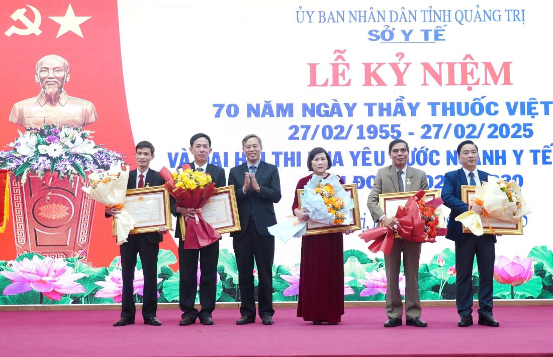 Authorized by the President, Mr. Nguyen Dang Quang - Standing Deputy Secretary of the Quang Tri Provincial Party Committee awarded the title of Meritorious Doctor to 5 individuals. Photo: Tien Nhat