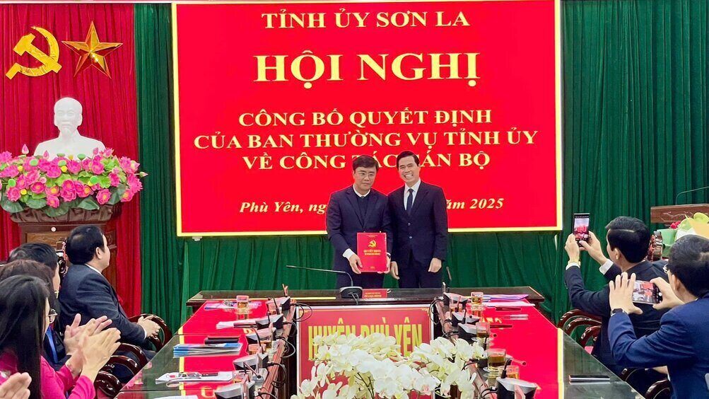 Son La Provincial Party Secretary Hoang Quoc Khanh presented the decision and presented flowers to congratulate Mr. Ha Ngoc Chung. Photo: Binh Minh