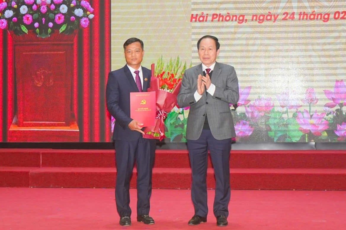Secretary of the City Party Committee Le Tien Chau presented the decision to transfer and appoint Mr. Luong Van Cong - the new Secretary of the Kien An District Party Committee. Photo: Hai Phong Portal
