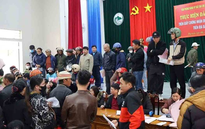 Nhiều người dân thị trấn Lộc Hà đi đăng ký biến động chứng nhận quyền sử dụng đất sau khi sáp nhập về huyện Thạch Hà. Ảnh: QT