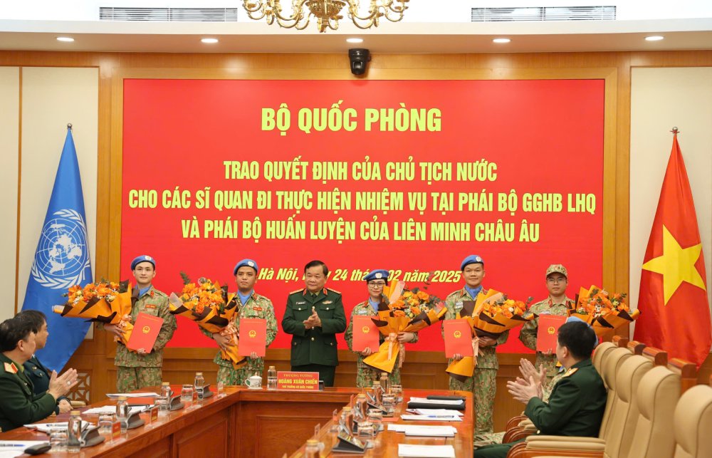 Senior Lieutenant General Hoang Xuan Chien presented the President's decision to officers on peacekeeping missions. Photo: T.Vuong