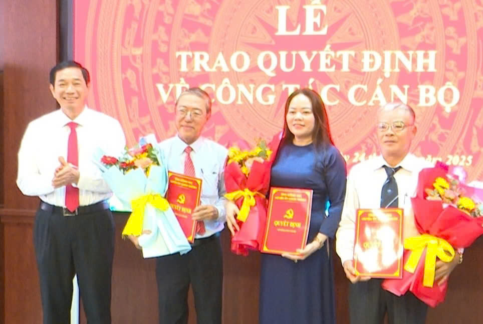 Mr. Vo Van Phi - Secretary of Long Thanh District Party Committee (left of the photo) presented the decision to the officials who retired early. Photo: Culture and Sports Center and Long Thanh Town