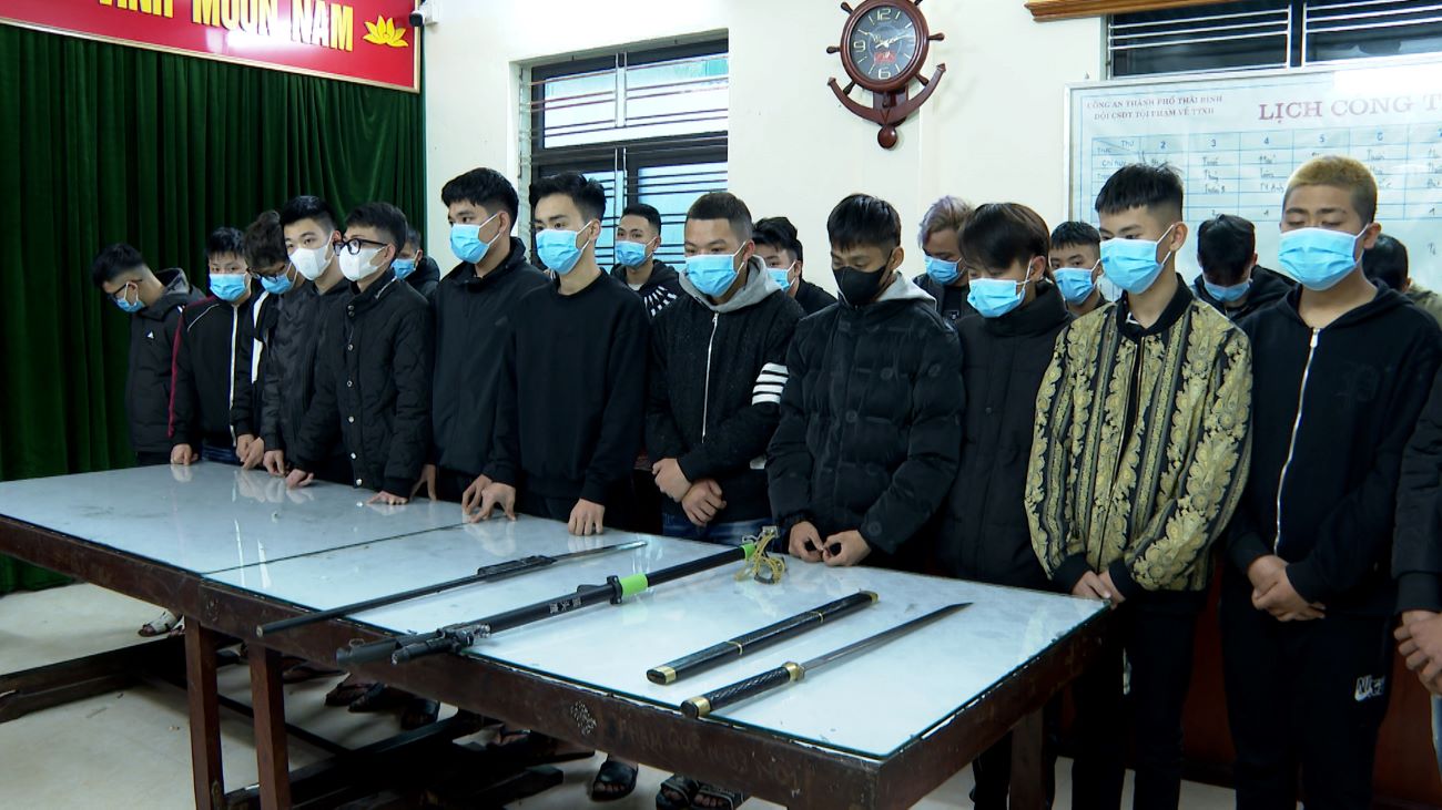Các đối tượng nằm trong số trên 50 thanh thiếu niên tham gia gây rối trật tự công cộng, tụ tập đánh nhau đã bị Công an TP Thái Bình triệu tập. Ảnh: Công an cung cấp  