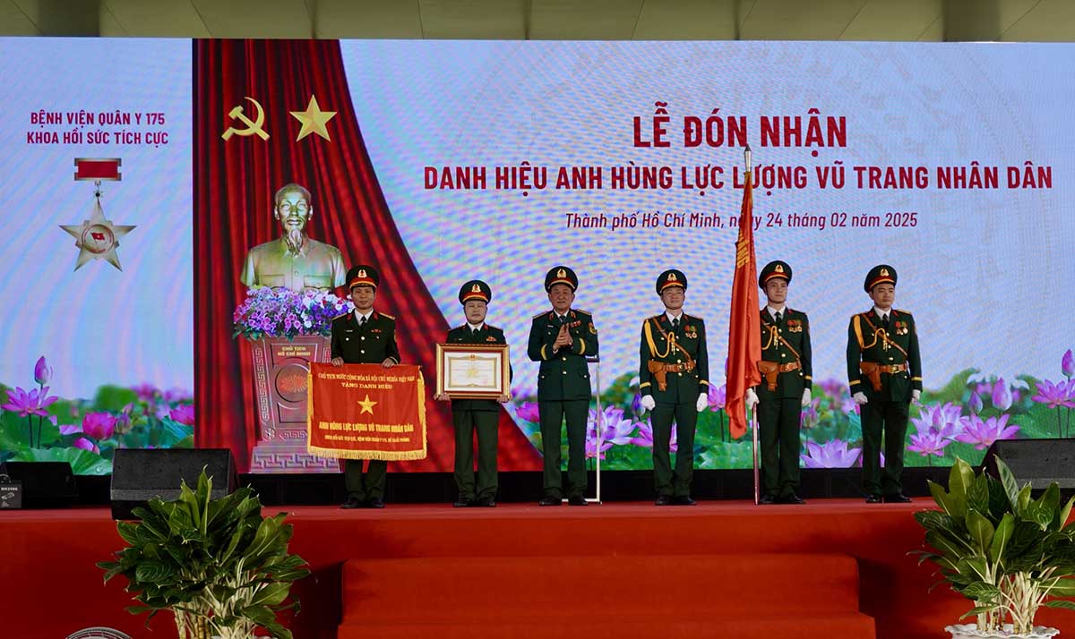 Military Hospital 175 is honored to receive the title of Hero of the People's Armed Forces for the second time for the Intensive Care Unit, on February 24. Photo: Nhu Quynh