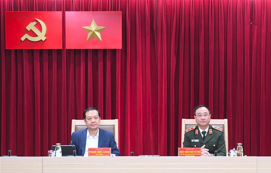 Deputy Minister of Public Security Pham The Tung and Mr. Pham Duc Long - Deputy Minister of Information and Communications, Deputy Head of the Steering Committee at the meeting. Photo: Ministry of Public Security