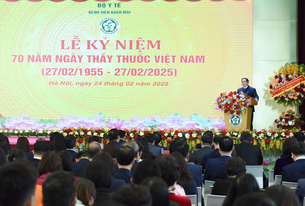 Prime Minister Pham Minh Chinh visited Bach Mai Hospital on the occasion of the 70th anniversary of Vietnam Doctors' Day. Photo: Hai Nguyen