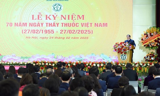 Thủ tướng Chính phủ Phạm Minh Chính thăm Bệnh viện Bạch Mai nhân dịp kỉ niệm 70 năm Ngày Thầy thuốc Việt Nam. Ảnh: Hải Nguyễn