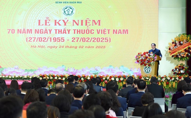 Prime Minister Pham Minh Chinh visited Bach Mai Hospital on the occasion of the 70th anniversary of Vietnam Doctors' Day. Photo: Hai Nguyen
