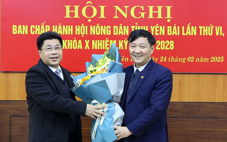Mr. Nguyen Thanh Xuan - Deputy Head of the Organizing Committee of Yen Bai Provincial Party Committee presented flowers to congratulate Mr. Hoang Huu Do. Photo: Vu Dong