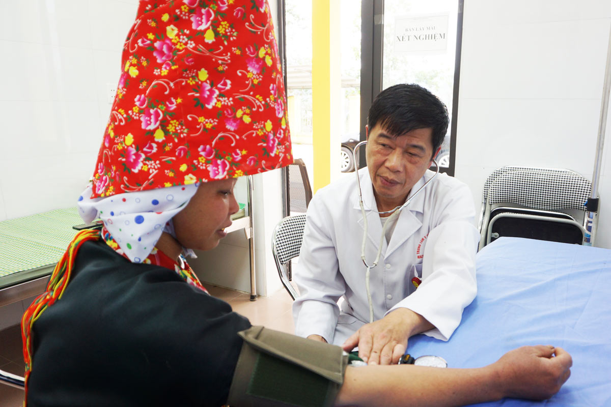Doctor Vi Van Nong, Head of Dong Van Commune Health Station, Binh Lieu District, Quang Ninh Province, examines the health of the people. Photo: Doan Hung