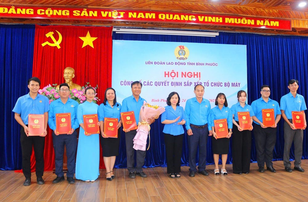 Comrade Nguyen Thi Huong Giang presented the decision to merge the Propaganda - Women's Union and the Legal Policy - Labor Relations Union into the Professional Union. Photo: Bui Van Son