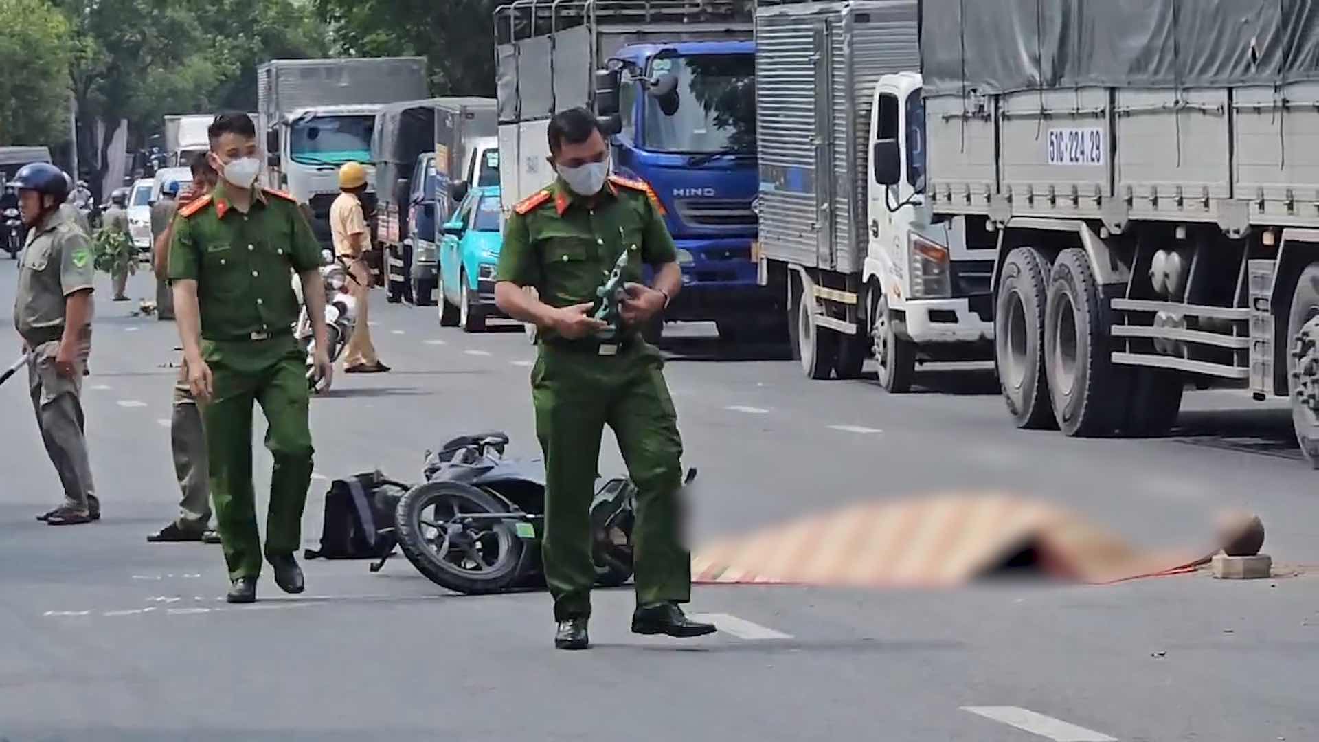 A truck collides with a motorbike in Ho Chi Minh City, 1 person dies on the spot.