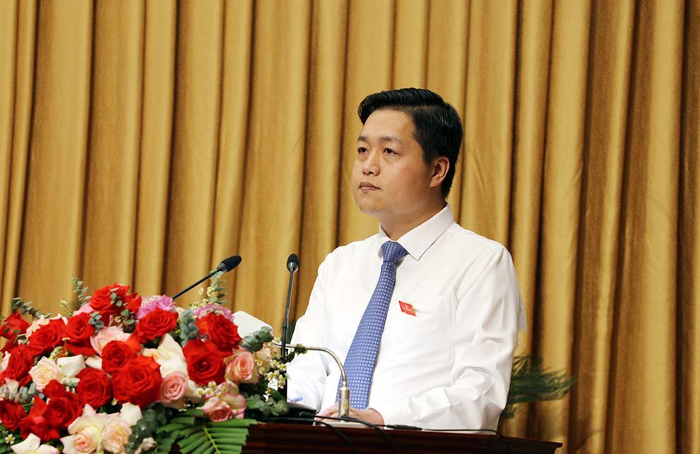 Mr. Nguyen Nhan Chinh answered questions at the People's Council of Bac Ninh province, July 2023. Photo: Bac Ninh Newspaper