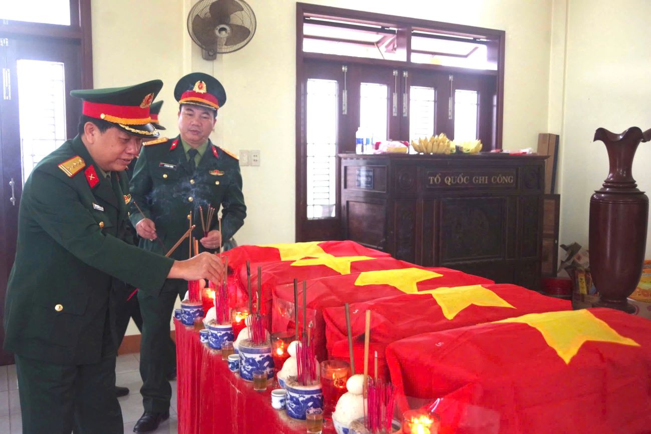 Colonel Nguyen Ba Duan burned incense to pay respect to the remains of martyrs who had just been gathered in Nam Chanh village, Hai Chanh commune, Hai Lang district. Photo: Xuan Dien