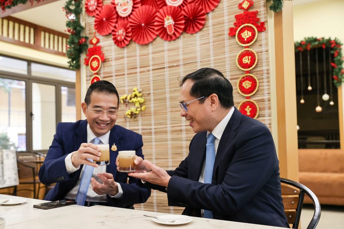Deputy Prime Minister and Minister of Foreign Affairs Bui Thanh Son and Thai Foreign Minister Maris Sangiampongsa enjoyed coffee together. Photo: Hai Nguyen