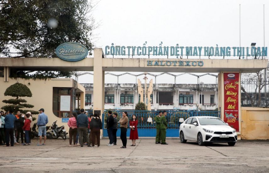 Workers of Hoang Thi Loan Textile and Garment Joint Stock Company (Nghe An) focus on requesting payment of severance pay. Photo: Ngoc Anh