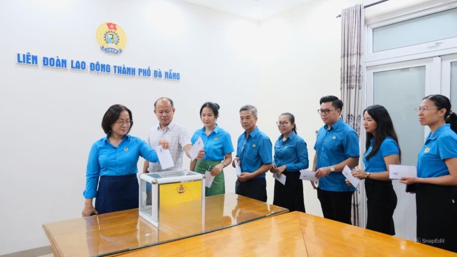 The leaders of the Da Nang City Labor Federation joined hands to respond to the program to eliminate temporary and dilapidated houses in Da Nang city in 2025. Photo: Tra Van