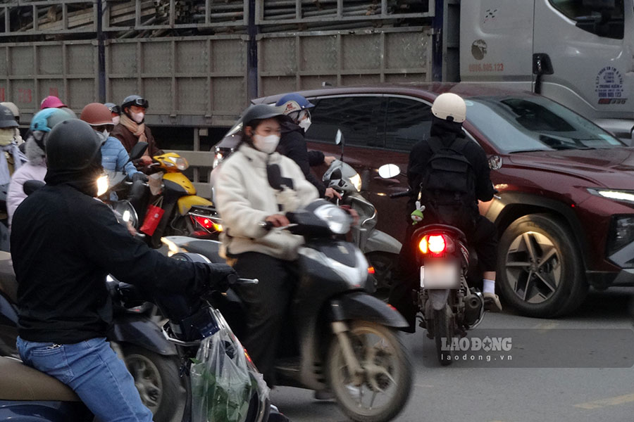 Nhieu nguoi dan chua nam duoc cach to chuc giao thong moi nen van di thang tu Nguyen Van Giap qua nut giao Tran Huu Duc - Nguyen Van Giap. Anh: To The