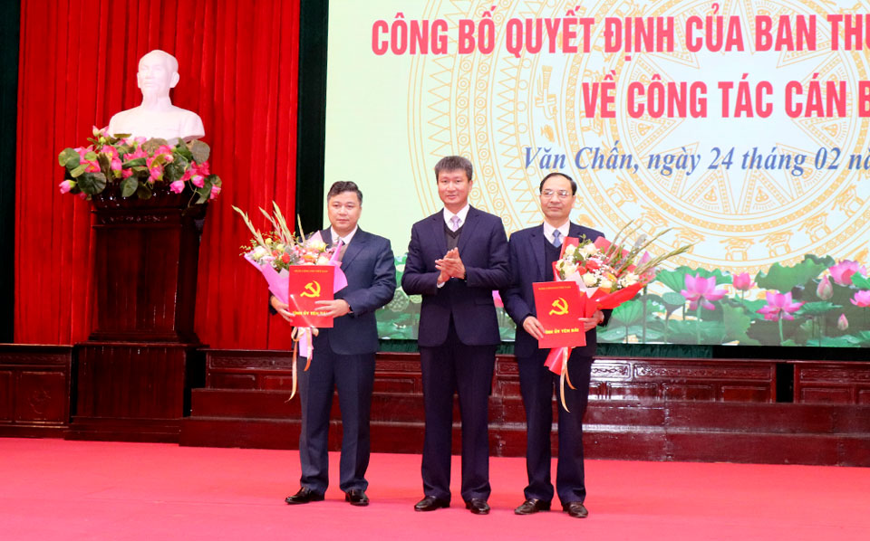 Bi thu Tinh uy Tran Huy Tuan trao Quyet dinh va tang hoa chuc mung tan Bi thu Huyen uy Van Chan Dang Duy Hien va tan Pho Bi thu Huyen uy Van Chan Hoang Vien. Anh: Manh Cuong 