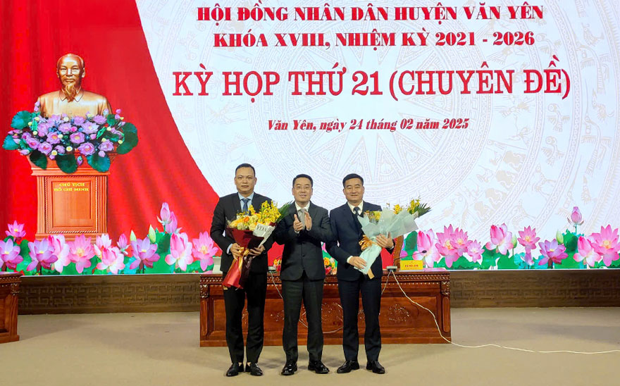 Dong chi Nguyen Tuan Anh - Pho Bi thu Tinh uy, Chu tich UBND tinh tang hoa chuc mung dong chi Ha Duc Anh va dong chi Hoang Viet Hoa. Anh: Hoai Van 