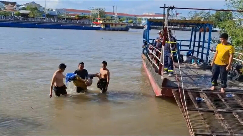 A drunk man climbed the ferry stairs and drowned while falling into the river. Photo: Provided by the police.