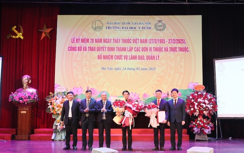 The leaders of Hanoi National University presented the decision to appoint 2 vice principals of the University of Medicine and Pharmacy. Photo: Provided by the People's Council