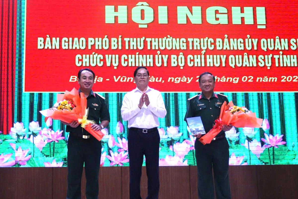 Mr. Pham Viet Thanh (middle) presented flowers to congratulate the two comrades, the Political Commissar of the Ho Chi Minh City Command and the Political Commissar of the Ba Ria - Vung Tau Provincial Military Command. Photo: Kim Hong