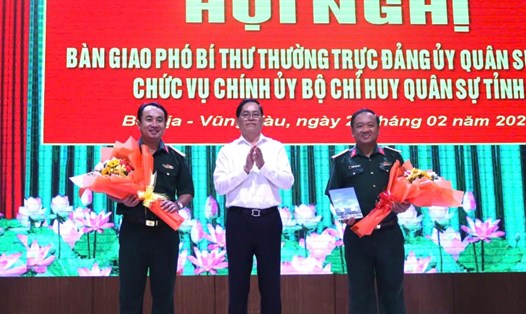 Ông Phạm Viết Thanh (giữa) tặng hoa chúc mừng 2 đồng chí là Chính ủy Bộ Tư lệnh TPHCM và Chính ủy Bộ Chỉ huy Quân sự tỉnh Bà Rịa - Vũng Tàu. Ảnh: Kim Hồng